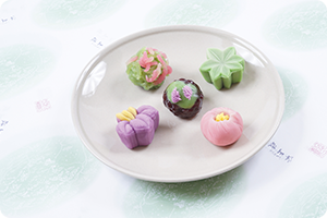 川西の歴史と伝統の想いを込めた、イチオシの商品をご紹介。 title=季節の上生菓子
